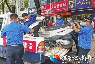 整治违停占道 规范环境秩序