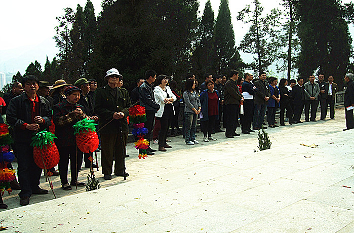 县光荣院组织党员干部祭奠革命英烈