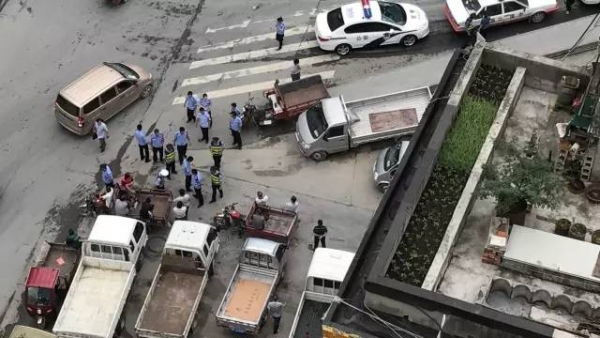 城管局彻底铲除一桥头乱停乱放“毒瘤”