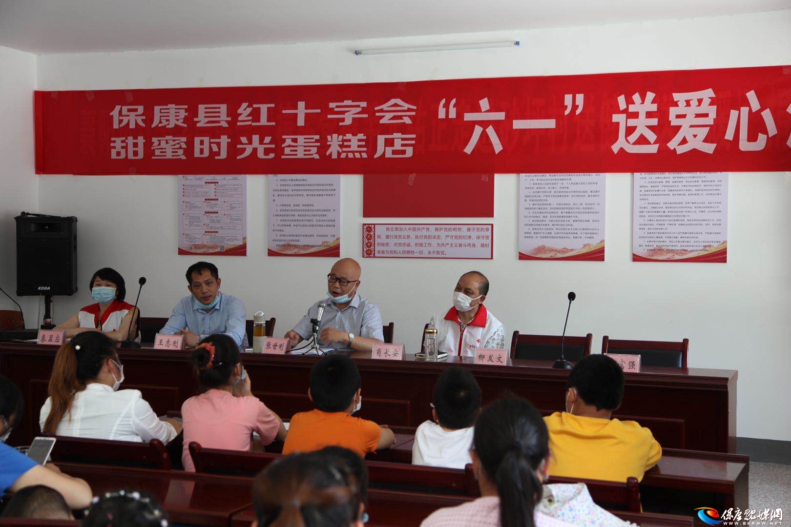 保康县红十字为挂点村儿童送爱心