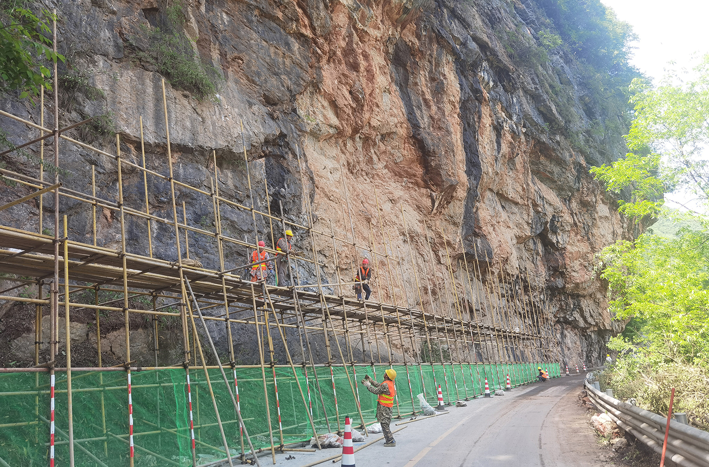 【新时代 新征程 新伟业】保康县公路事业服务中心：加快国道地质灾害防治  保护群众生命财产安全