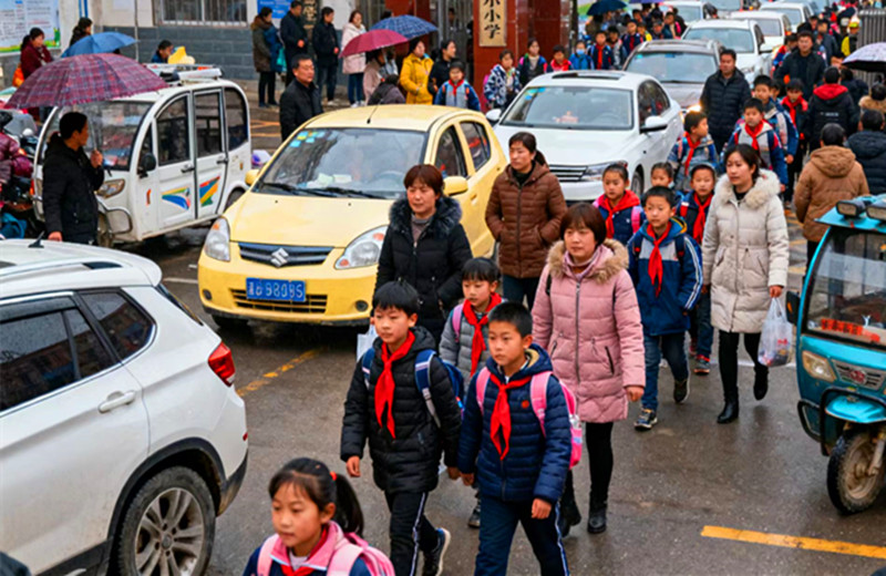 学校门口交通拥堵 建议实行半小时管制