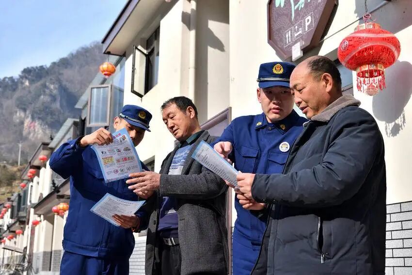 面对面讲，手把手教！保康消防进村入户送上冬日“安全锦囊”