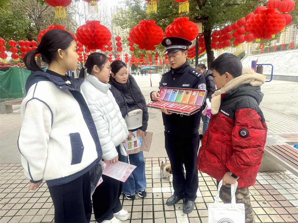 猜一则灯谜，筑一道防线！保康警方开展元宵禁毒宣传活动