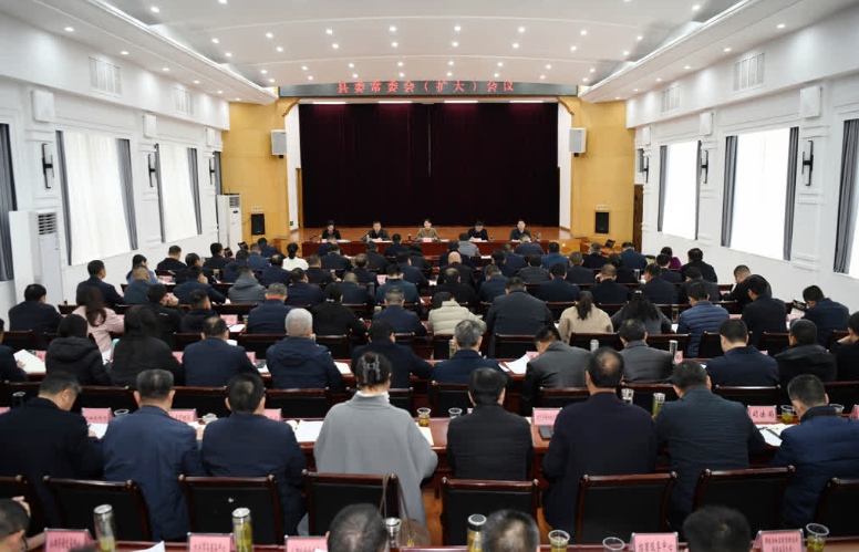 李云主持召开县委常委会（扩大）会议