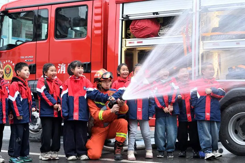 同守护，共成长！保康“蓝”老师为孩子送上“安全大礼包”
