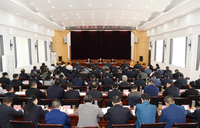 李云主持召开县委常委会（扩大）会议