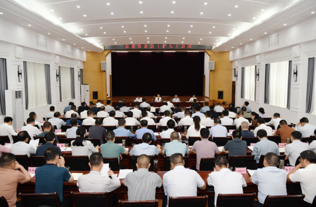 李云主持召开县委常委会（扩大）会议