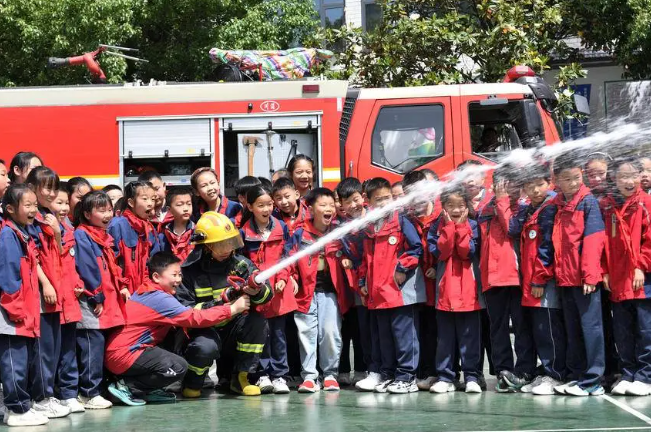 全国防灾减灾日丨安全“童”行，护卫成长！保康 “蓝老师” 教学生沉浸式学避险