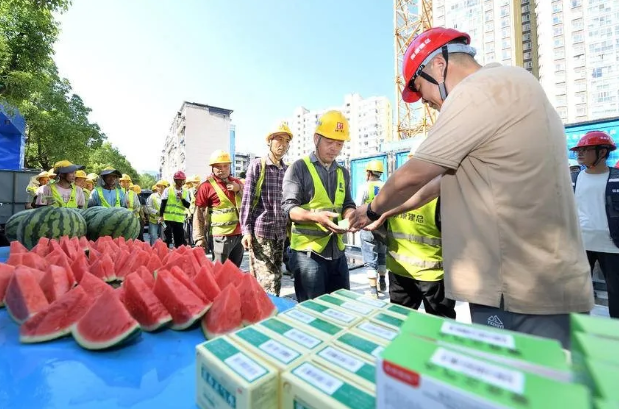 战酷暑，送清凉！保康建总为一线建设者送去“防暑降温大礼包”